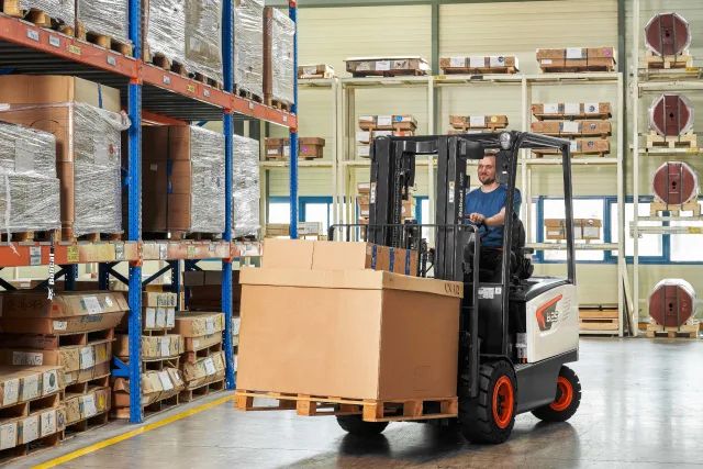 Stivuitoare electrice Bobcat – eficiență, confort și sustenabilitate